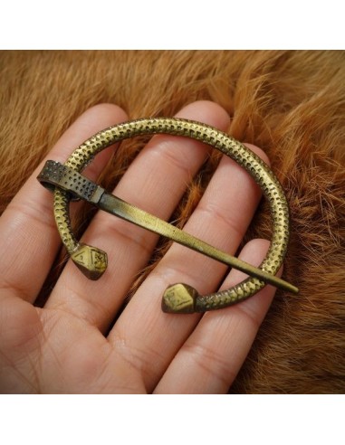 LOB Broche de latón antiguo Penannular intrincado Accesorio de ropa funcional