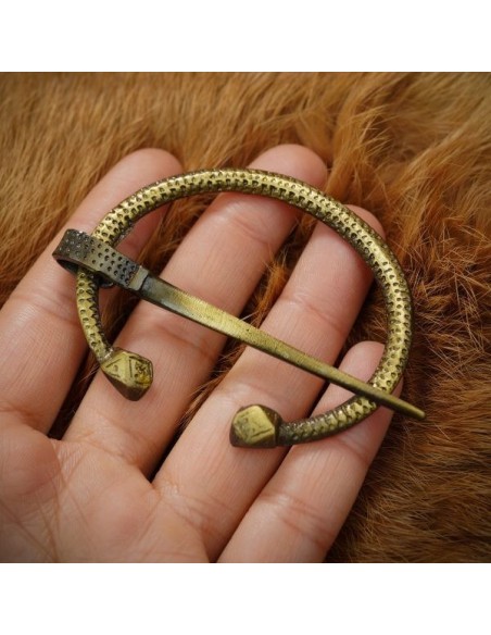 LOB Broche de latón antiguo Penannular intrincado Accesorio de ropa funcional