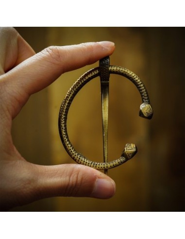 LOB Broche de latón antiguo Penannular intrincado Accesorio de ropa funcional